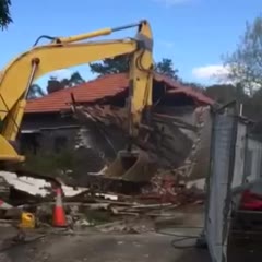 Guy almost gets crushed by excavator malfunction