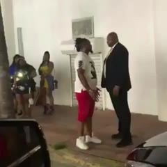 He Wasn't Ready: Security Guard On South Beach Is Really Wit Da Sh*ts!