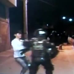 FLAGRA RAPAZ EMPURRA POLICIAL E LEVA TIRO QUEIMA ROUPA!!!