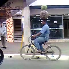 Enquilibrando um botijão e uma melancia andando de bicicleta