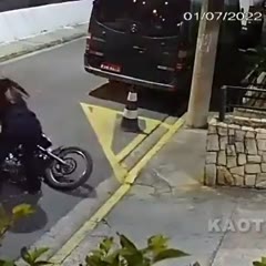 Un ladrón intentó asaltar a una pareja de peatones pero nunca esperó esa reacción