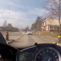 Mercedes SL63 AMG vs Yamaha R1 in Sweden at 300km/h