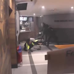 Des Gilets jaunes se font violemment matraquer dans un Burger King av. de Wagram - Paris -1 déc.2018