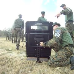 Florida Swat try to beat the crap out of ballistic armor