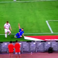 Nicolò Barella "accidentally" kicks the ball at a ballboy's head lmfao