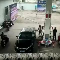 Sneaky thief at the petrol station