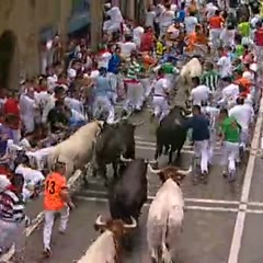 Un tapón humano en la plaza complica el séptimo encierro de San Fermín 2013