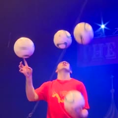 Wow! Moscow State Circus juggler sets keepy uppy world record