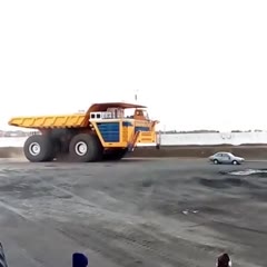 450 тонный БелАЗ перезжает легковушку/450-ton dump truck crushes passenger car