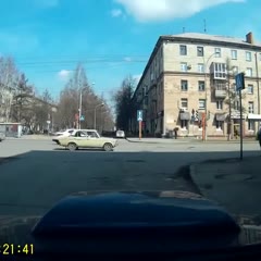 Man fixes a traffic light with a stick in Russia