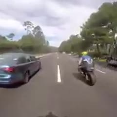 Vuelca auto por jugar carreras con motos