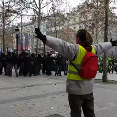 #Paris Un homme bras en l'air reçoit un tir de flash ball quasiment à bout portant