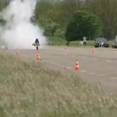 Record : 263 km/h à... vélo-fusée sur l'ancienne base militaire de Munchouse