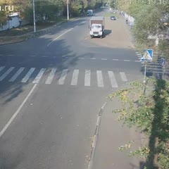 Cyclist Gets Super Lucky When Crossing A Road