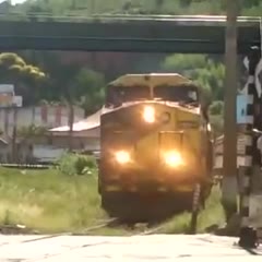 Trem arrasta automóvel no trilho