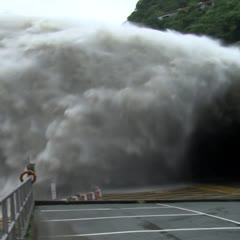 Un barrage crache les eaux des inondations à Taïwan