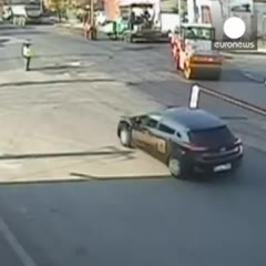 Charging bull attacks traffic warden in the middle of street in Romania