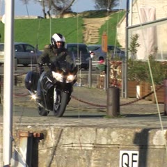 Lolo tombe dans le Port de Saint Martin en Ré en Yamaha FJR 1300