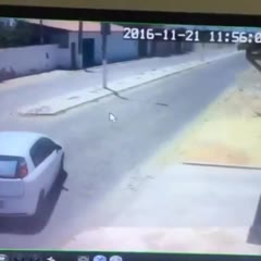 Homem se envolve em acidente entre carro e moto e ‘poste cai sobre sua cabeça’