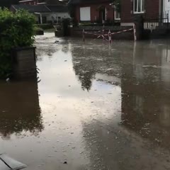Inondation à Oreye, une voiture passe avec sa remorque