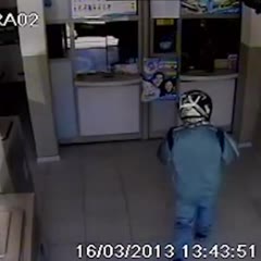 Bystander Unknowingly Helps Robber