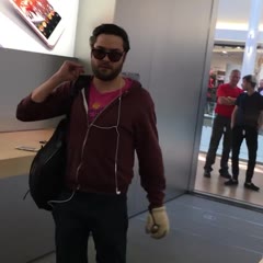 Un mec détruit un Apple Store avec une boule de pétanque